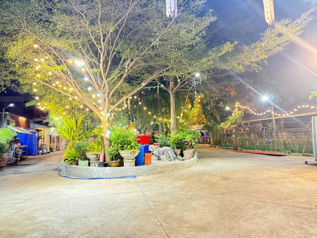บรรยากาศลานด้านนอกของร้าน
